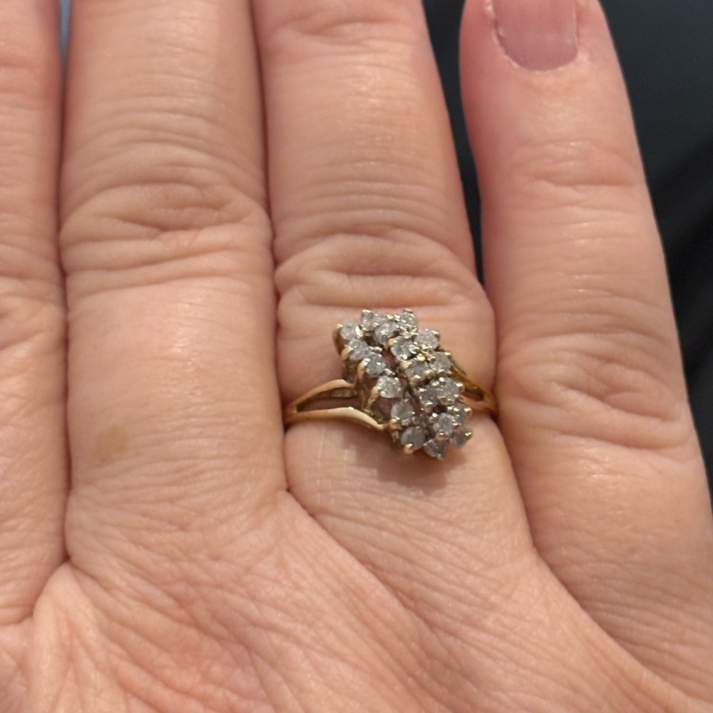 Vintage 10K (Stamped) Yellow Gold & Natural, Mined Diamond, Cluster Ring. Size 7 - Picture 2 of 6